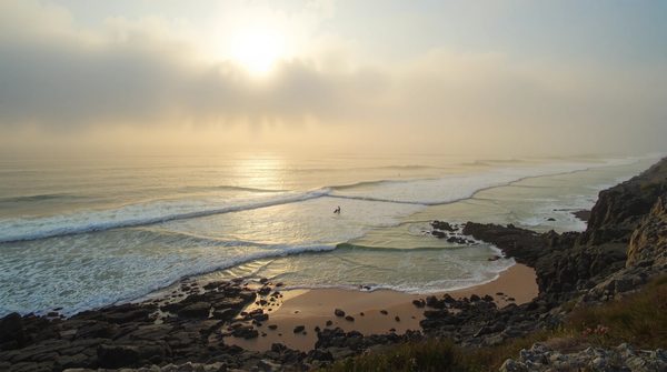 Où surfer en vendée : découvrez le spot légendaire de bud bud